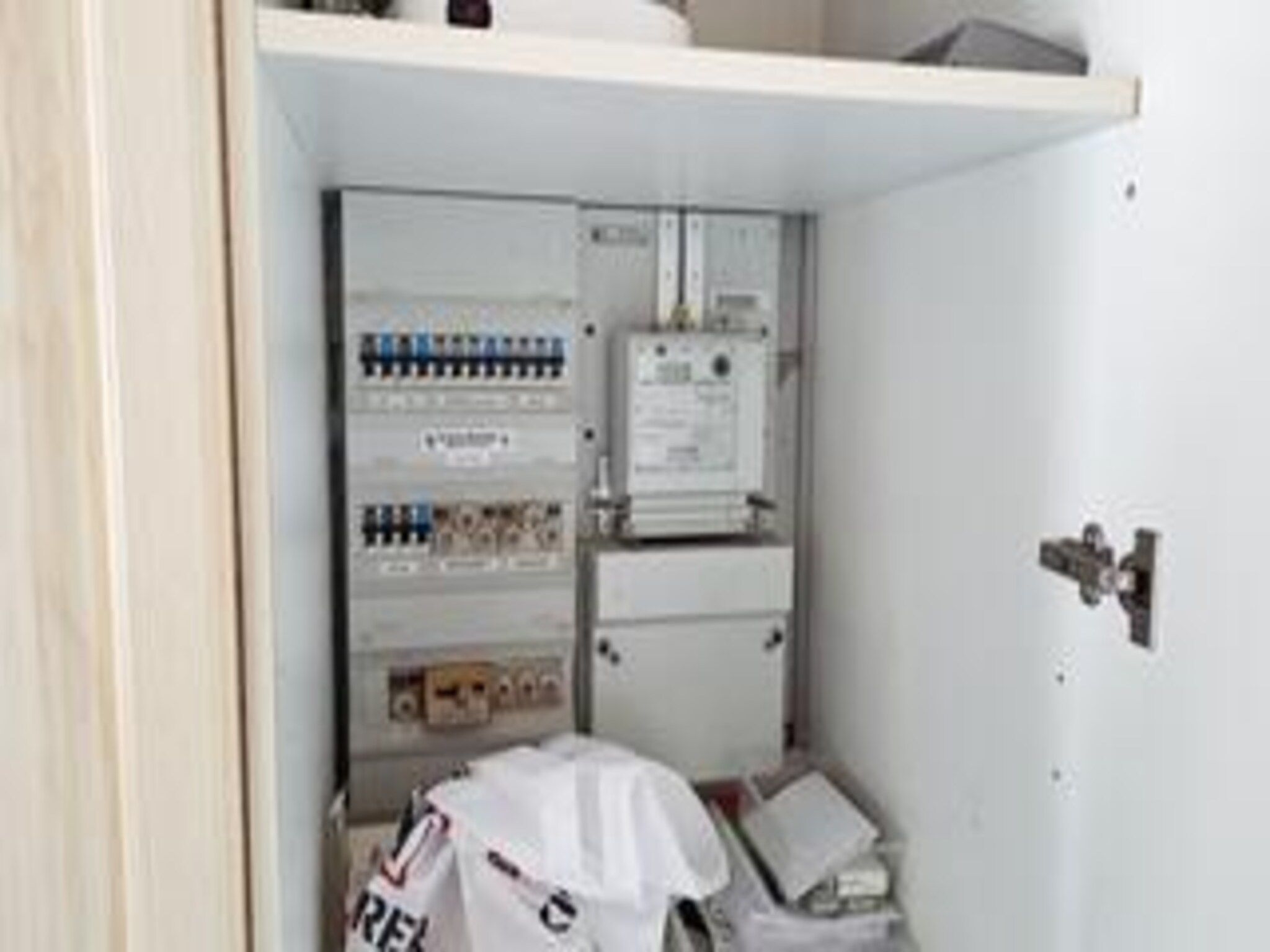 Electricity meter cabinet