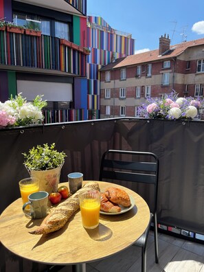 Outdoor dining - Charming apartment with balcony near Paris (La Courneuve)