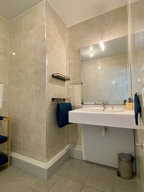 Shower, hair dryer, towels, soap - Charming apartment with balcony near Paris (La Courneuve)