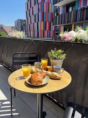 Outdoor dining - Charming apartment with balcony near Paris (La Courneuve)