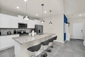 冷蔵庫、電子レンジ、コンロ、食器洗い機