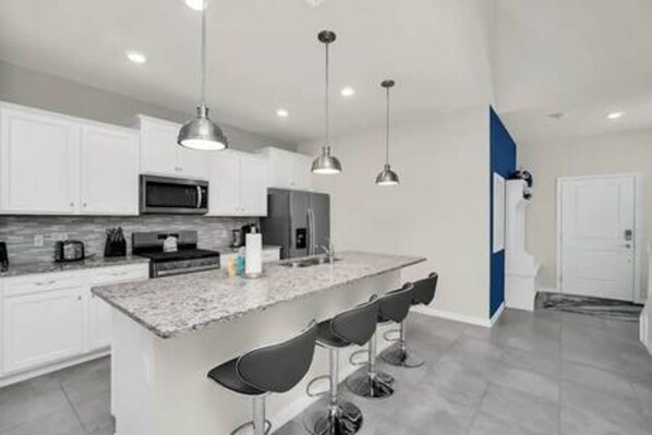 Fridge, microwave, stovetop, dishwasher