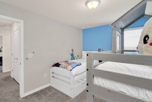 8 bedrooms, iron/ironing board, WiFi, bed sheets - Family Luxury 7BR Pool Home at Solterra (Davenport)
