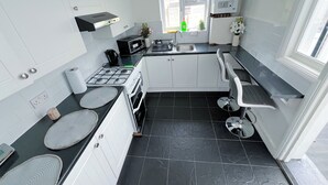 House | Private kitchen - Comfy & Beautiful 3 Bedroom House All Double Rooms (London)