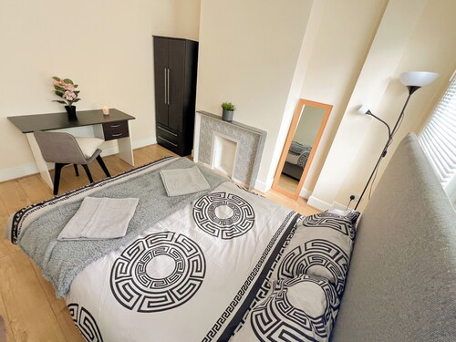 Comfy & Beautiful 3 Bedroom House All Double Rooms