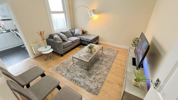 House | Living area - Comfy & Beautiful 3 Bedroom House All Double Rooms (London)