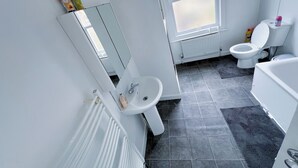 House | Bathroom - Comfy & Beautiful 3 Bedroom House All Double Rooms (London)