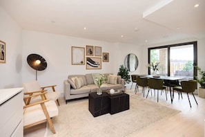 Leilighet (3 Bedrooms) | Oppholdsområde | TV