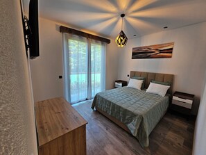 2 bedrooms, desk, iron/ironing board, WiFi