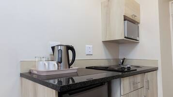 Standard Single Room | Laptop workspace, soundproofing, iron/ironing board, free WiFi