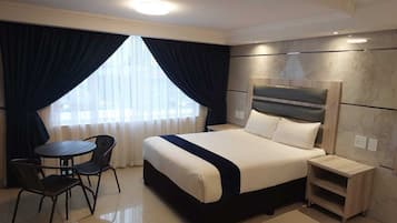 Habitación individual Deluxe | Espacio para trabajar con laptop y insonorización