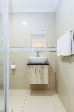 Standard-Einzelzimmer | Badezimmer | Dusche, Handtücher, Seife, Toilettenpapier
