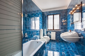 Douche, sĂšche-cheveux, bidet, serviettes fournies