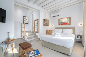 Moonshine Suite - with Hot Tub & Satellite Wi-Fi | 1 bedroom, premium bedding, memory-foam beds, in-room safe