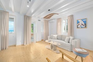 Epicure Suite | Premium bedding, memory foam beds, in-room safe, individually decorated - Rabagas Suites (Sifnos)