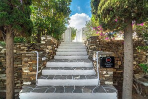 Moonshine Suite - with Hot Tub & Satellite Wi-Fi | Terrace/patio - Rabagas Suites (Sifnos)