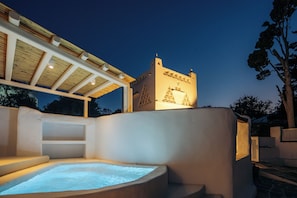 Moonshine Suite - with Hot Tub & Satellite Wi-Fi | Terrace/patio - Rabagas Suites (Sifnos)