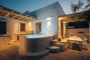 Sunshine Suite - with Hot Tub & Satellite Wi-Fi | Terrace/patio - Rabagas Suites (Sifnos)