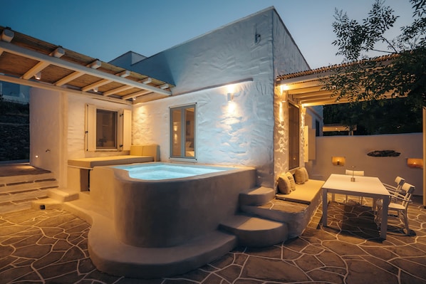 Sunshine Suite - with Hot Tub & Satellite Wi-Fi | Terrace/patio - Rabagas Suites (Sifnos)