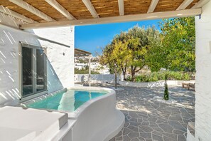 Sunshine Suite - with Hot Tub & Satellite Wi-Fi | Terrazza/patio