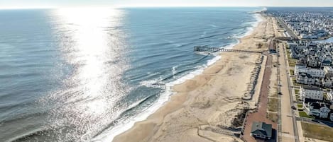 Vlak bij het strand, ligstoelen aan het strand, strandlakens