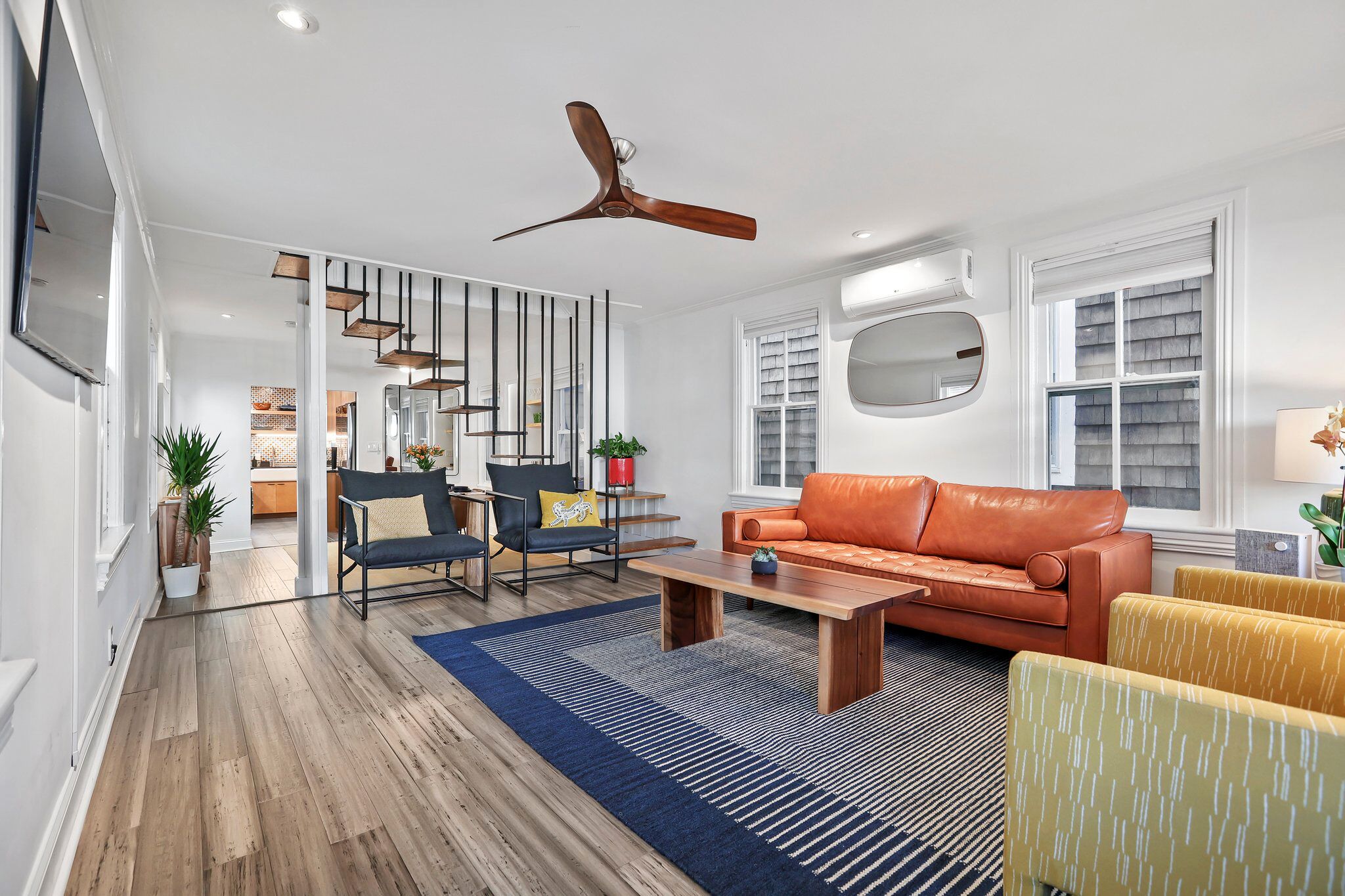 Smart TV, books, stereo, offices