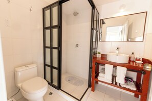 Doccia, asciugamani, sapone, shampoo