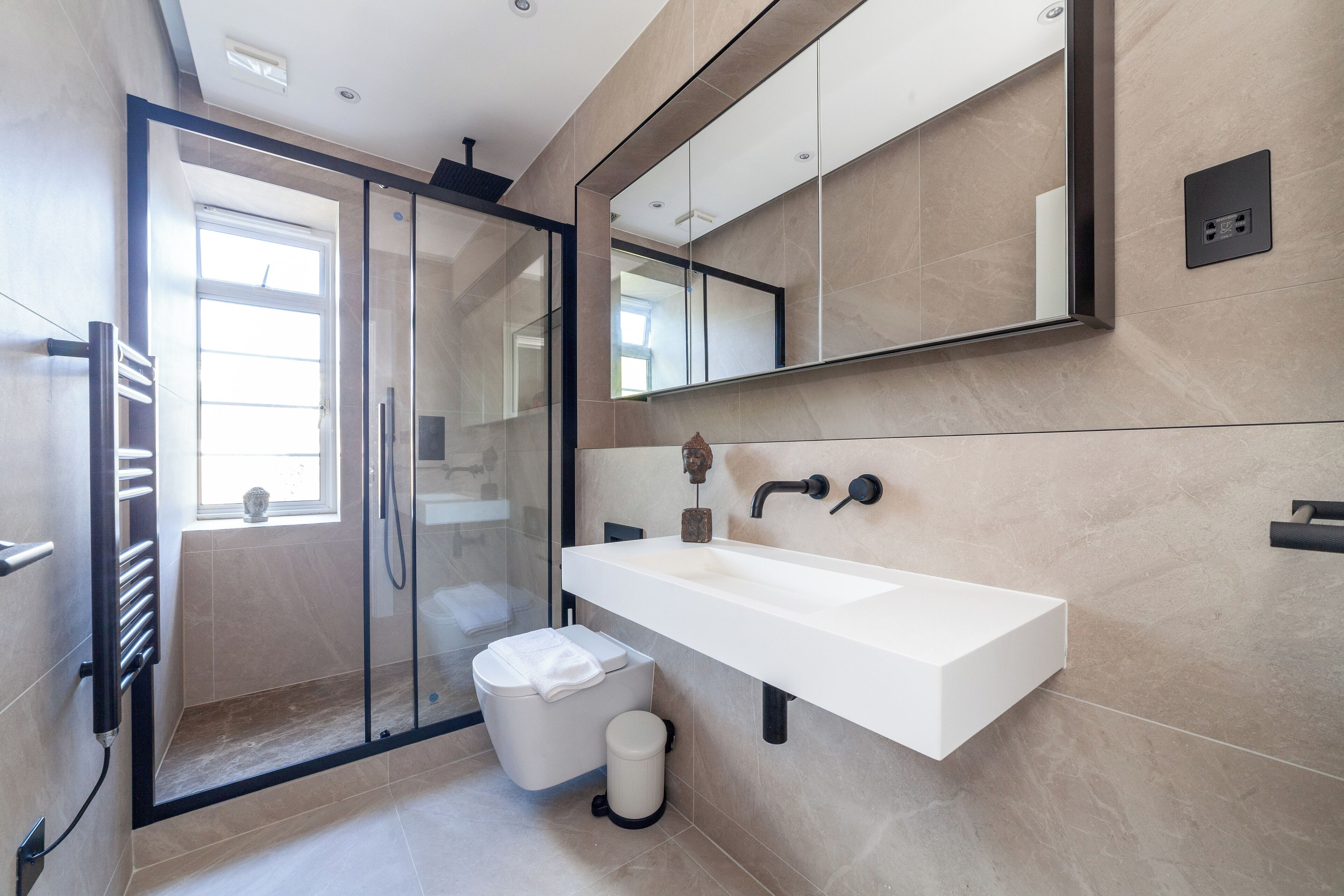 Articles de toilette gratuits, sèche-cheveux, serviettes fournies, savon
