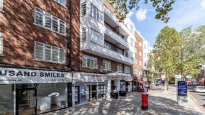Une rangée de boutiques, dont « UK Homes » et « Redcliffe Close ».