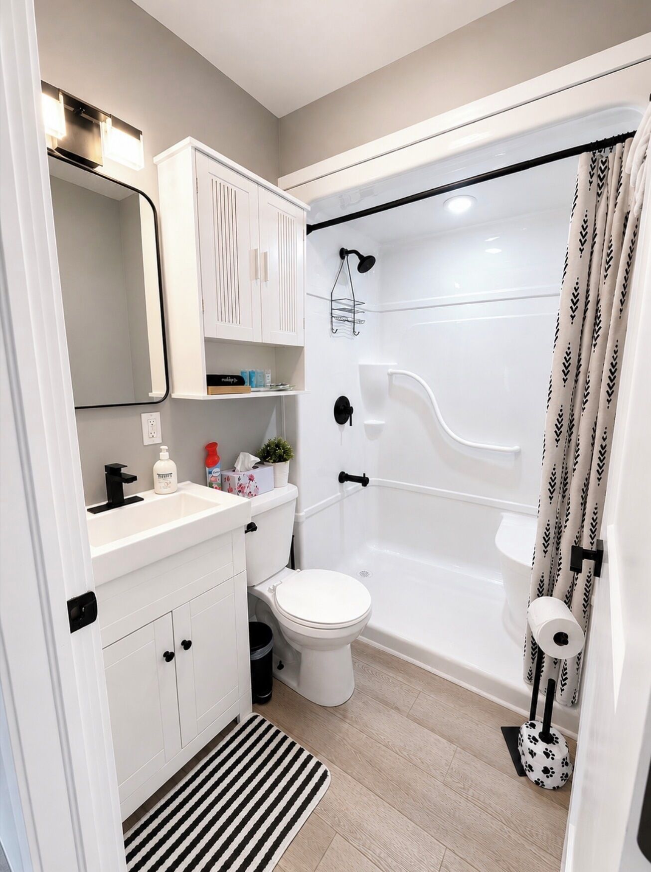 Un baño moderno con inodoro, lavabo y ducha.