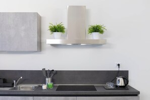 Een koelkast, een magnetron, een vaatwasser