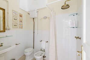 Appartement, vue mer | Salle de bain | Douche, douche à « effet pluie », articles de toilette gratuits
