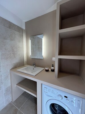 Douche, sèche-cheveux, serviettes fournies, savon