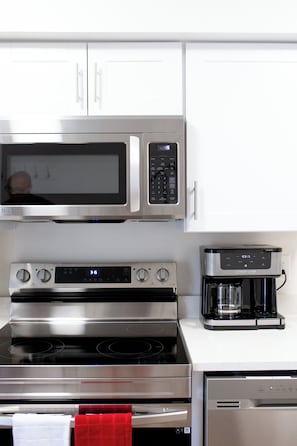 Réfrigérateur, four à micro-ondes, un four, surface de cuisson