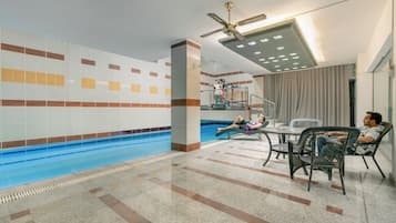 Kolam renang indoor