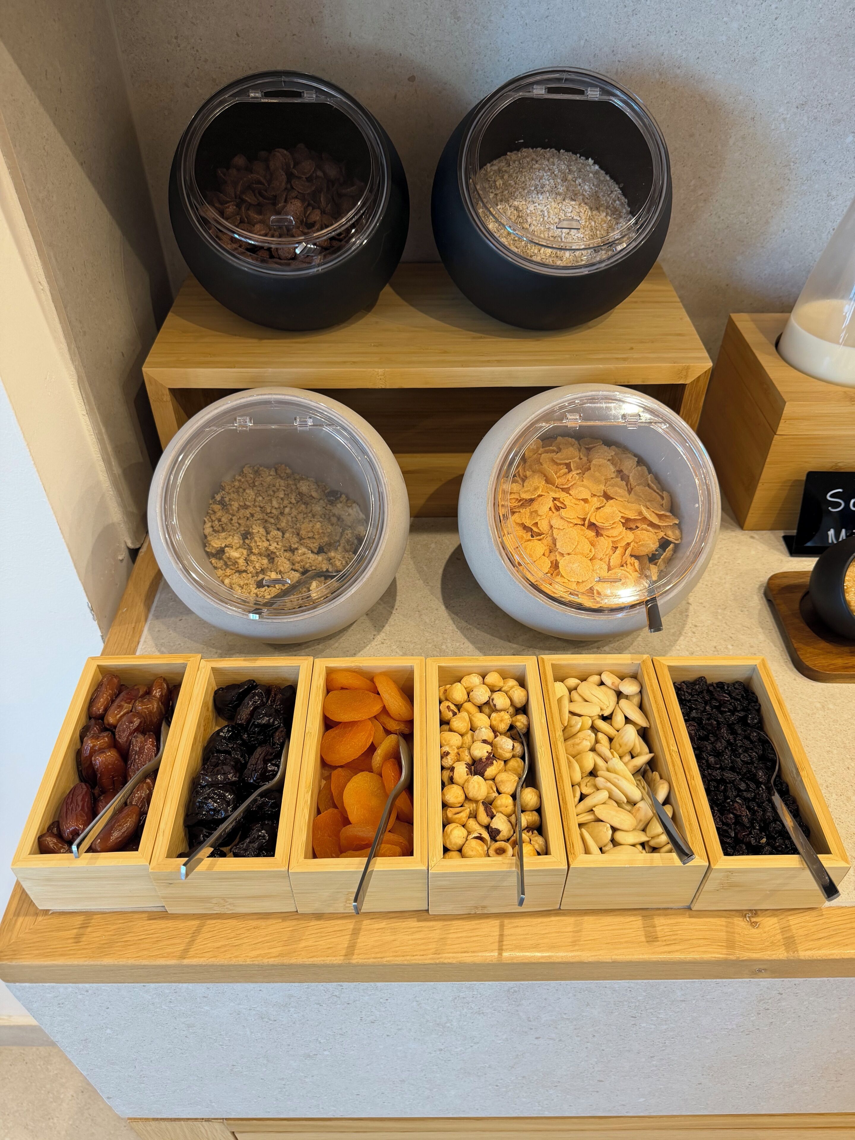 Una exhibición de alimentos con diversas botanas y frutas secas.