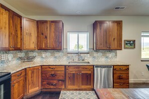 Fridge, microwave, stovetop, dishwasher - 5 Mi to Devil Creek Reservoir: Idaho Farmhouse! (Malad City)