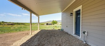 5 Mi to Devil Creek Reservoir: Idaho Farmhouse!