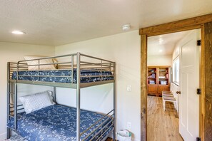 4 bedrooms, travel cot, WiFi, bed sheets