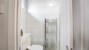 Apartment | Bathroom | Shower, towels