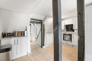 Apartamento | Cozinha privada | Geladeira, micro-ondas, fogão, cooktop