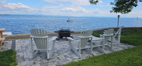 ZaLo Manor Unit Lakefront hot tub, pets