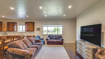 House (4 Bedrooms) | Living area | TV, DVD player, books