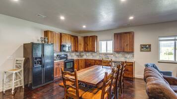 House (4 Bedrooms) | Interior