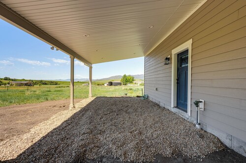 5 Mi to Devil Creek Reservoir: Idaho Farmhouse!