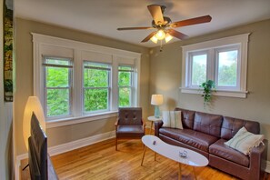 Una televisión, una oficina