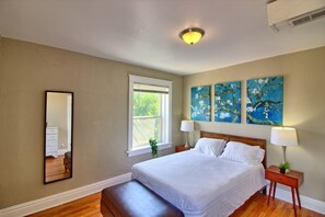 1 dormitorio, escritorio, tabla de planchar con plancha y wifi