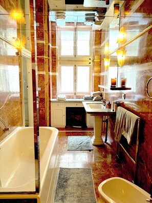 Sèche-cheveux, serviettes fournies, papier toilette