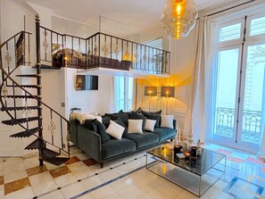 Smart TV, livros, aparelho de som