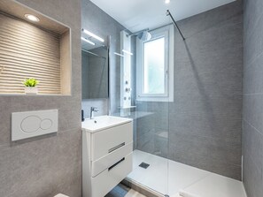 Dusche, Haartrockner, Handtücher